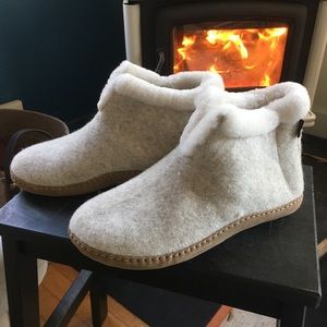 Rust & Salt shearling women’s slippers